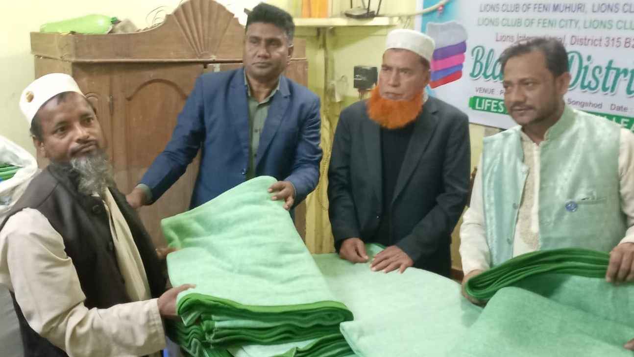ফেনীতে লায়ন্স ফ্যামিলির কম্বল পেল হতদরিদ্ররা