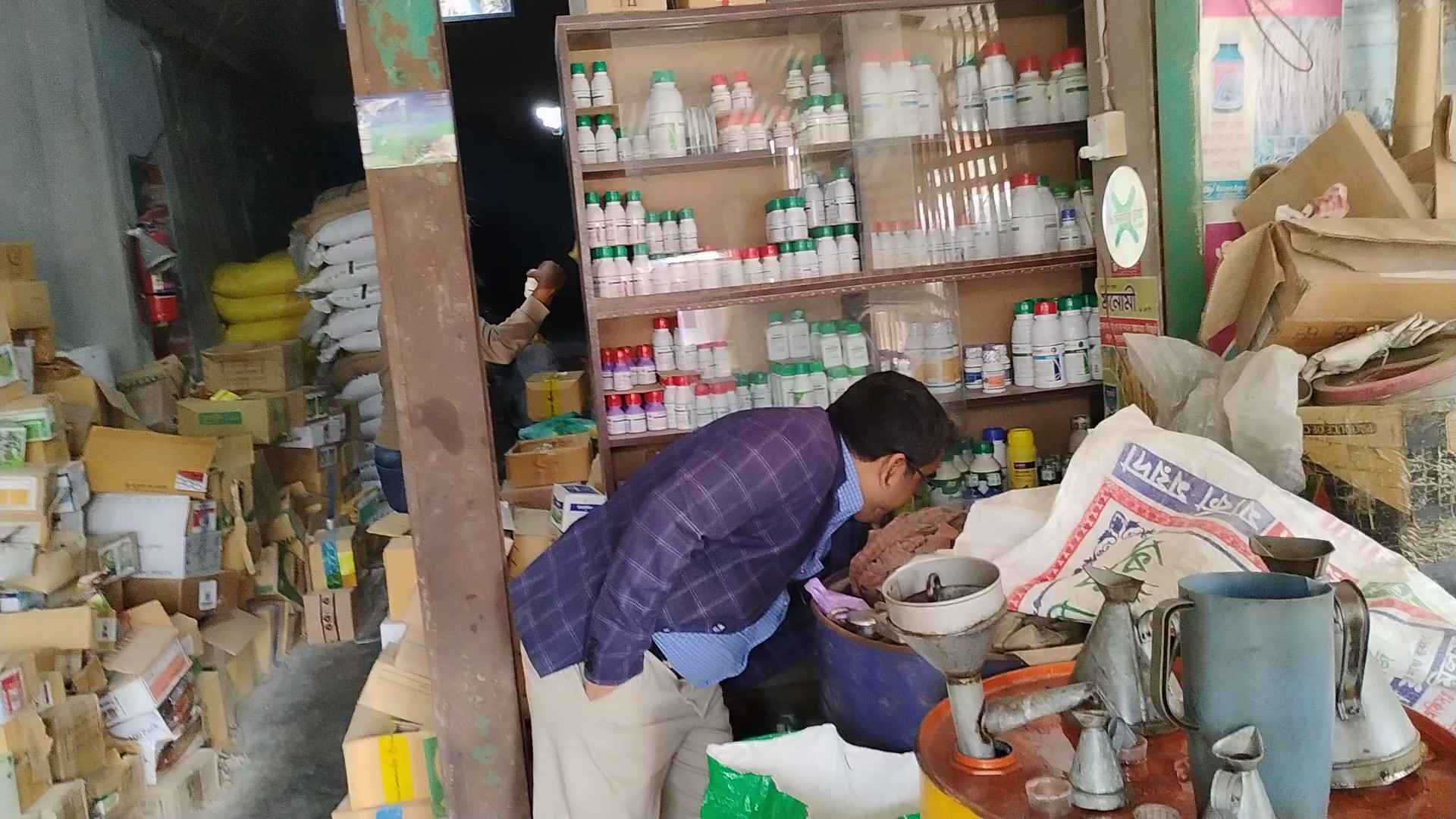 চুয়াডাঙ্গায় বেশি দামে সার-বীজ বিক্রি, ৩২ হাজার টাকা জরিমানা