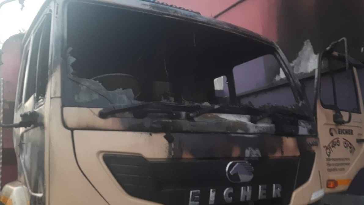 দিনাজপুরে ধানবোঝাই ট্রাকের কেবিনে আগুন, ড্রাইভার ও হেলপার দগ্ধ