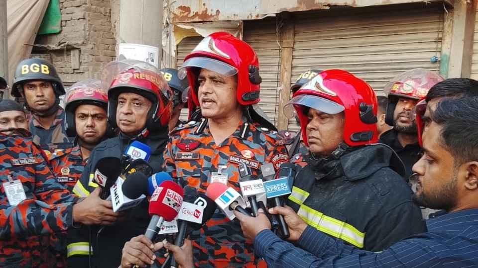 ১১ ইউনিটের চেষ্টায় পুরান ঢাকার প্লাস্টিক গোডাউনের আগুন নিয়ন্ত্রণে