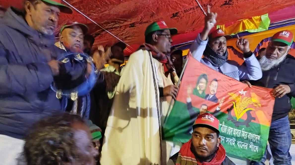 গান-বাজনা দিয়ে রাতে নিজেদের চাঙ্গা রাখছেন বিএনপির নেতাকর্মী 