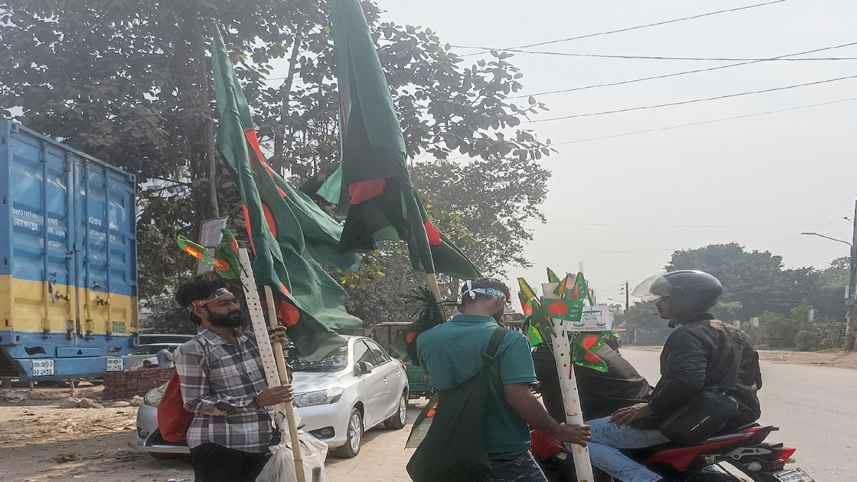 এবার দ্বিগুণ পতাকা বিক্রি করে খুশি ইব্রাহিম