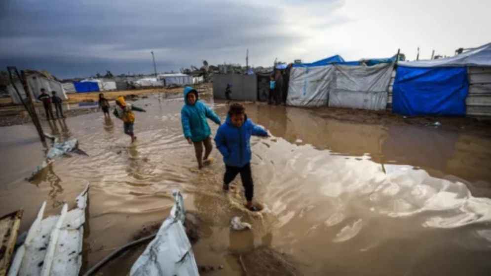 গাজায় বন্যায় ডুবল অসংখ্য তাঁবু, বিপাকে ফিলিস্তিনিরা