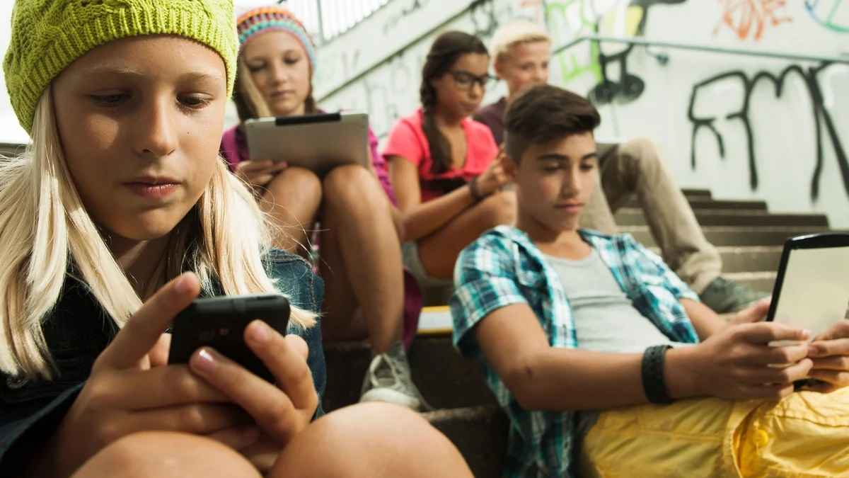 হাইস্কুলে মোবাইল ফোন নিষিদ্ধ! 