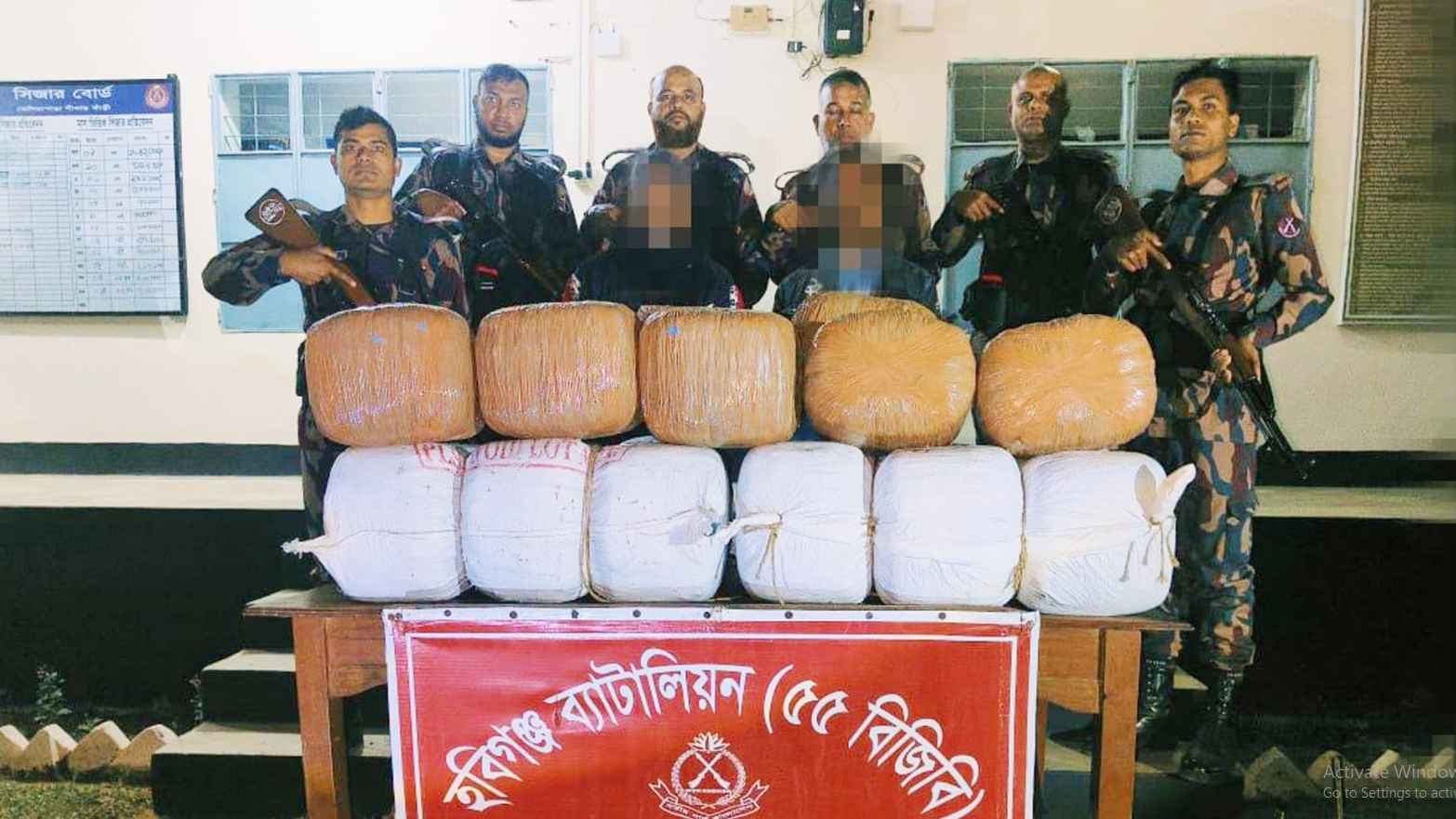 হবিগঞ্জে খড় বোঝাই ট্রাকে মিলল ১০০ কেজি গাজা, আটক ২