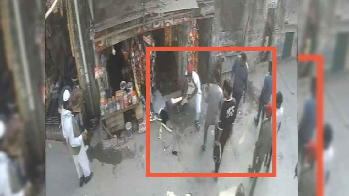 মোহাম্মদপুরে ফিল্মি স্টাইলে যুবককে কুপিয়ে জখম করল কিশোর গ্যাং