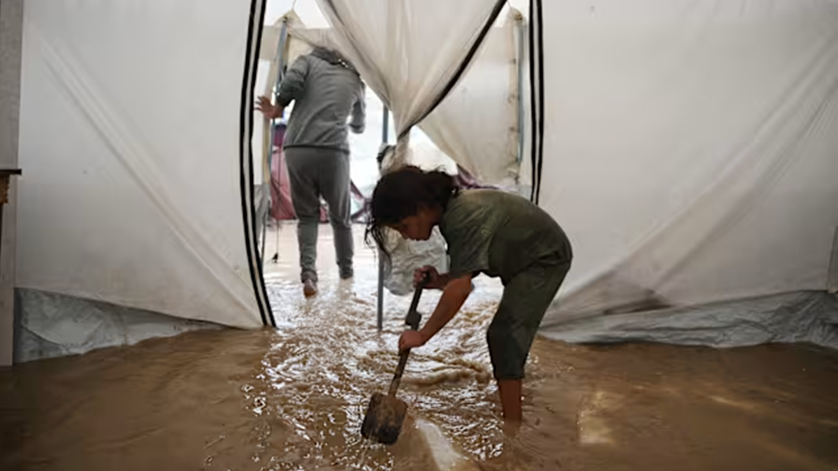 গাজায় ভারী বৃষ্টিপাতে ফিলিস্তিনিদের দুর্ভোগ চরমে, জাতিসংঘের সতর্কতা