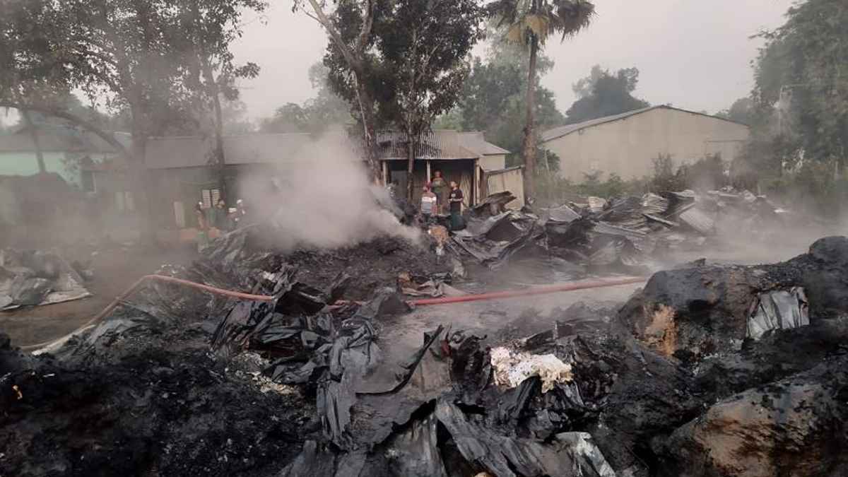 গাজীপুরে আগুন পুড়লো ঝুট গুদাম-দোকান পাট