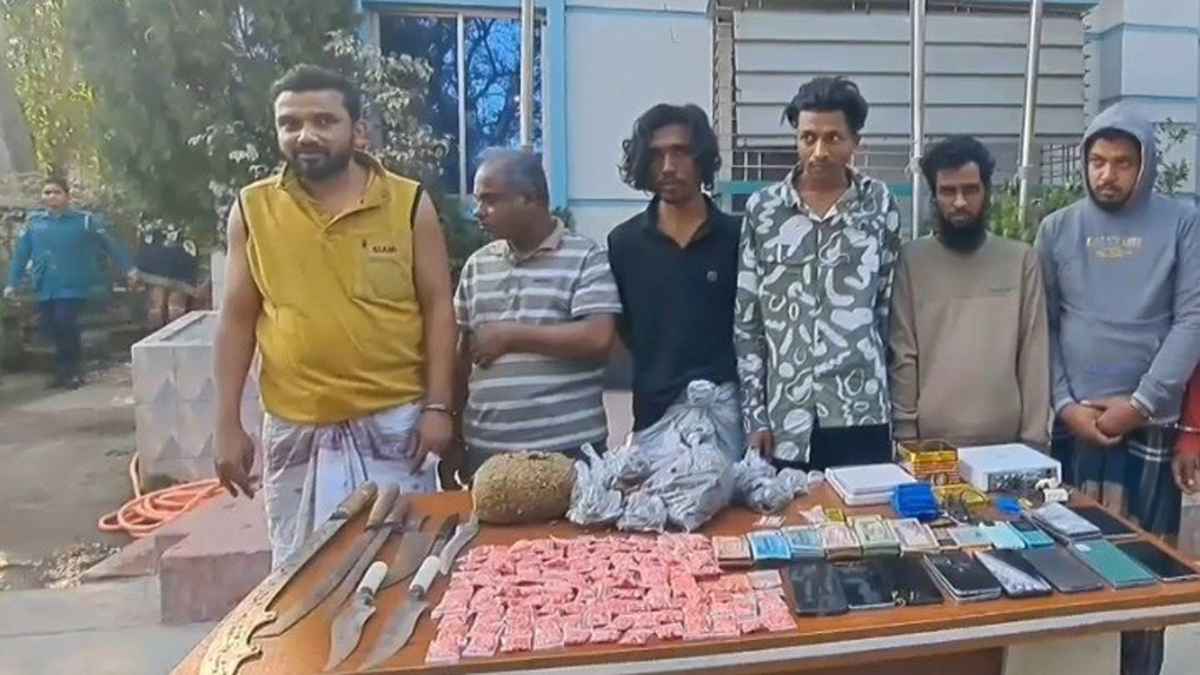 গাজীপুরে দেশীয় অস্ত্র-মাদক-নগদ টাকাসহ গ্রেফতার ৮