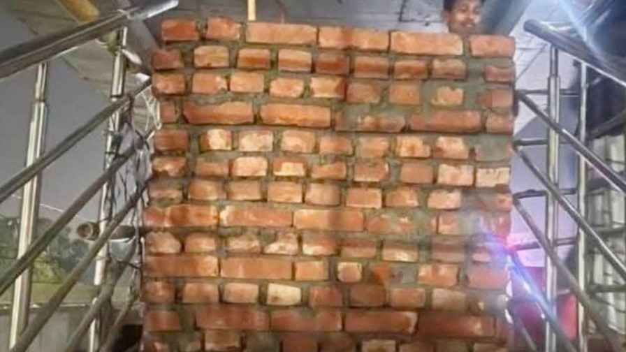 গাজীপুরে ছিনতাই রোধে ফ্লাইওভারের সিঁড়ি বন্ধ