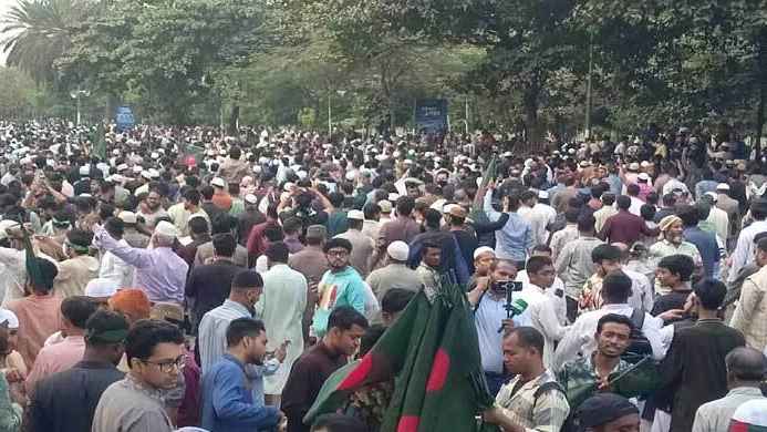 হাদির জানাজায় অংশ নিতে লাখো মানুষের ঢল