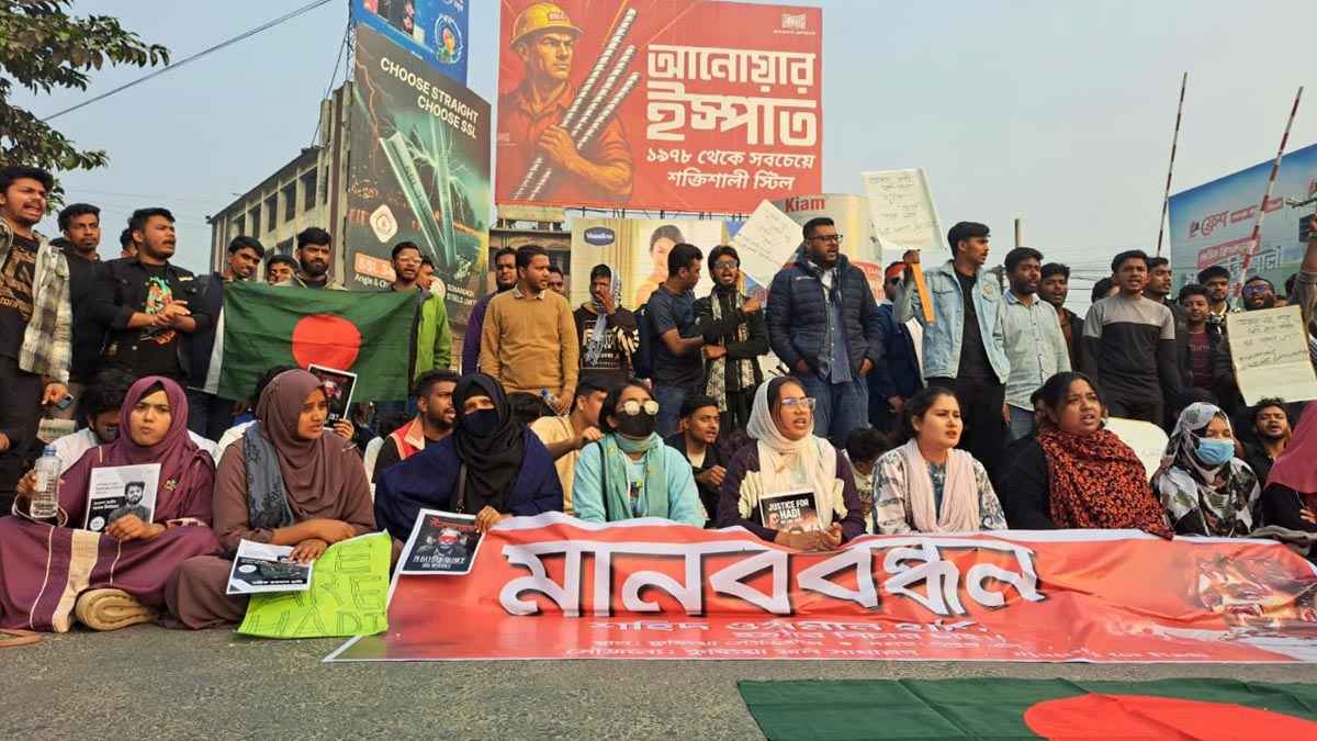 হাদি হত্যার বিচার দাবিতে কুষ্টিয়ায় মহাসড়ক অবরোধ করে বিক্ষোভ