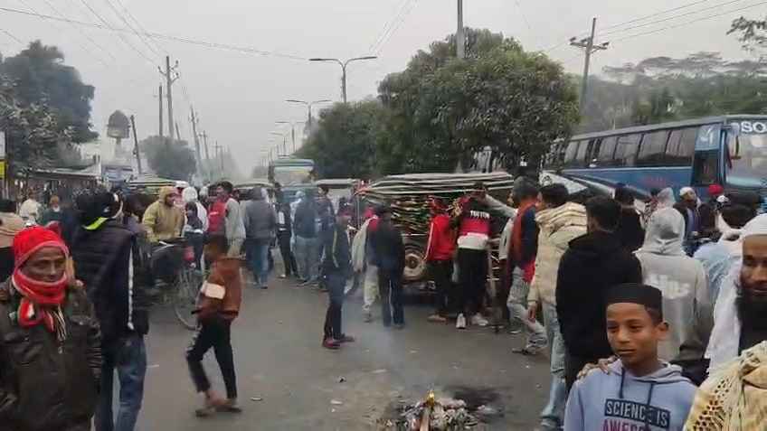 হাদি হত্যার বিচার দাবিতে মাদারীপুরে সড়কে টায়ার জ্বালিয়ে অবরোধ-বিক্ষোভ