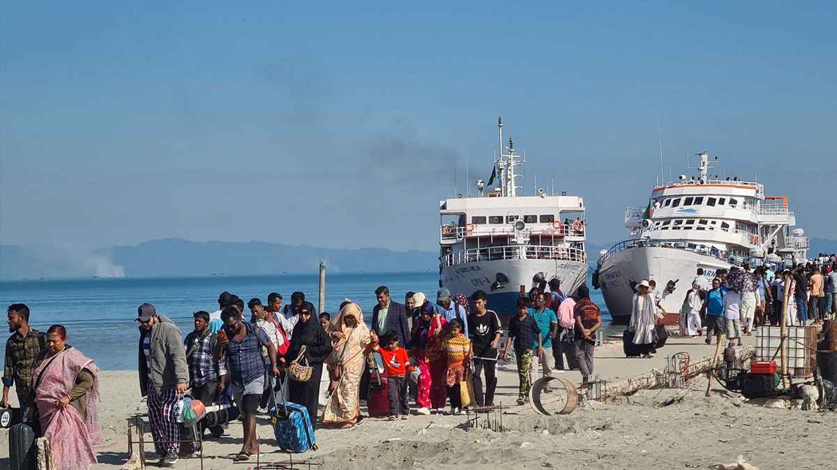 বিজয় দিবস ও বছরের শেষ ছুটি ঘিরে সেন্ট মার্টিনে পর্যটক ঢল