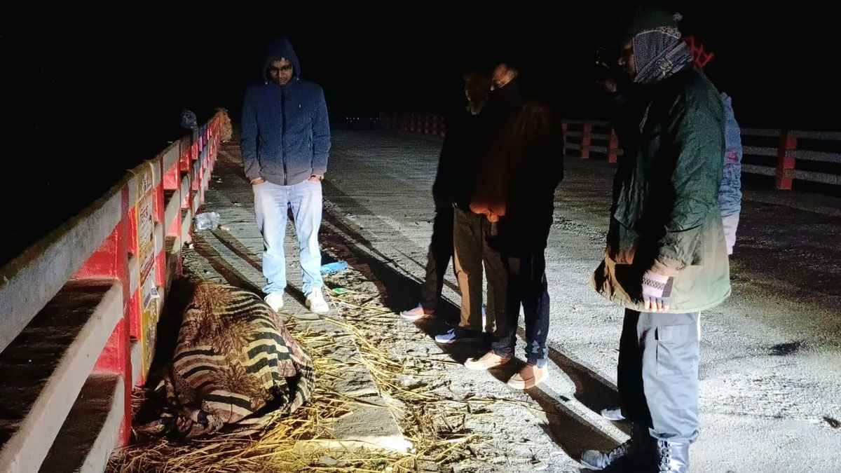 শীতের রাতে ফুটপাতে ঘুমানো মানুষদের পরম বন্ধু তেঁতুলিয়া প্রশাসন