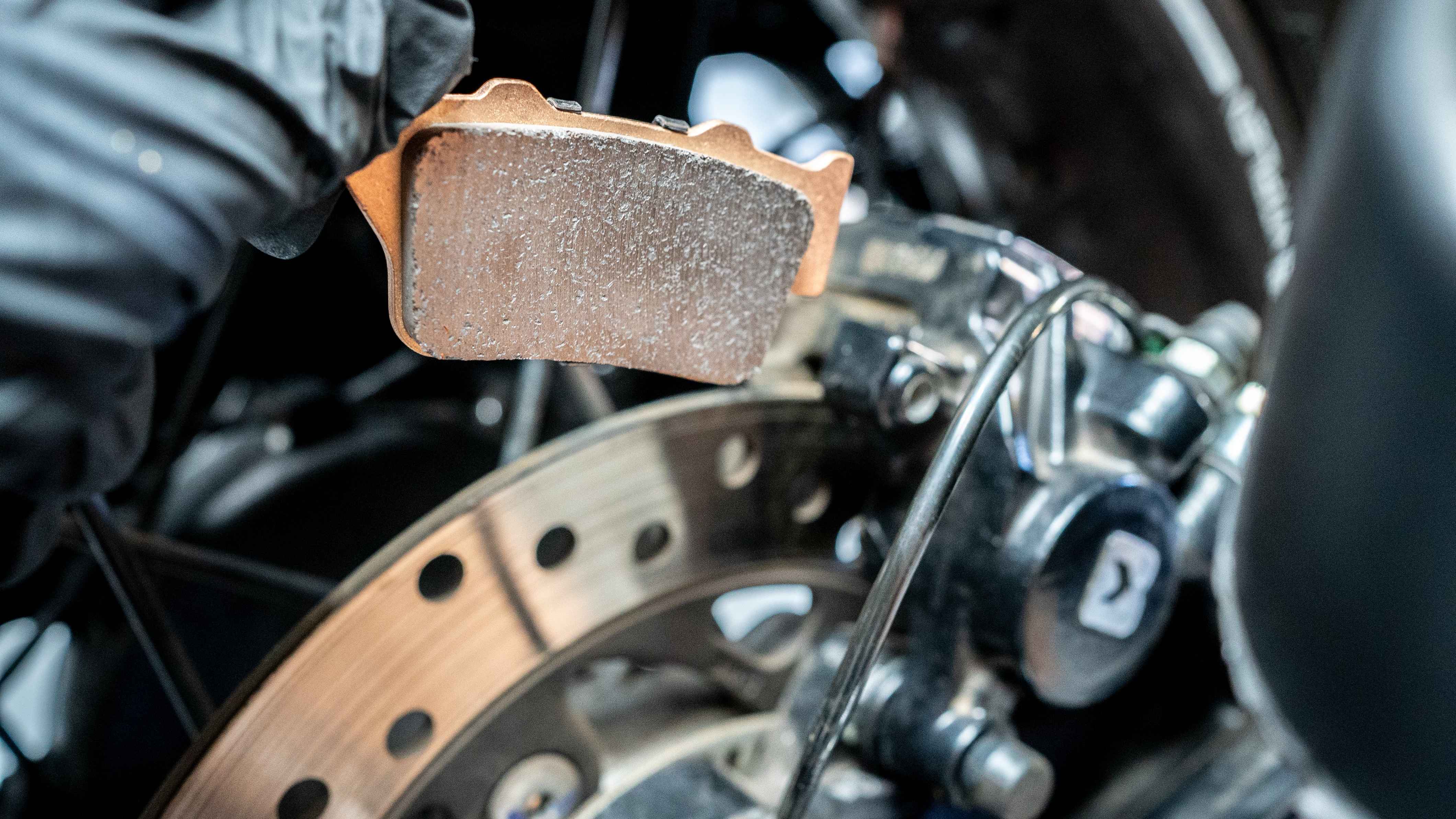 মোটরসাইকেলে ব্রেক প্যাড কত দিন পরপর বদলানো উচিত?