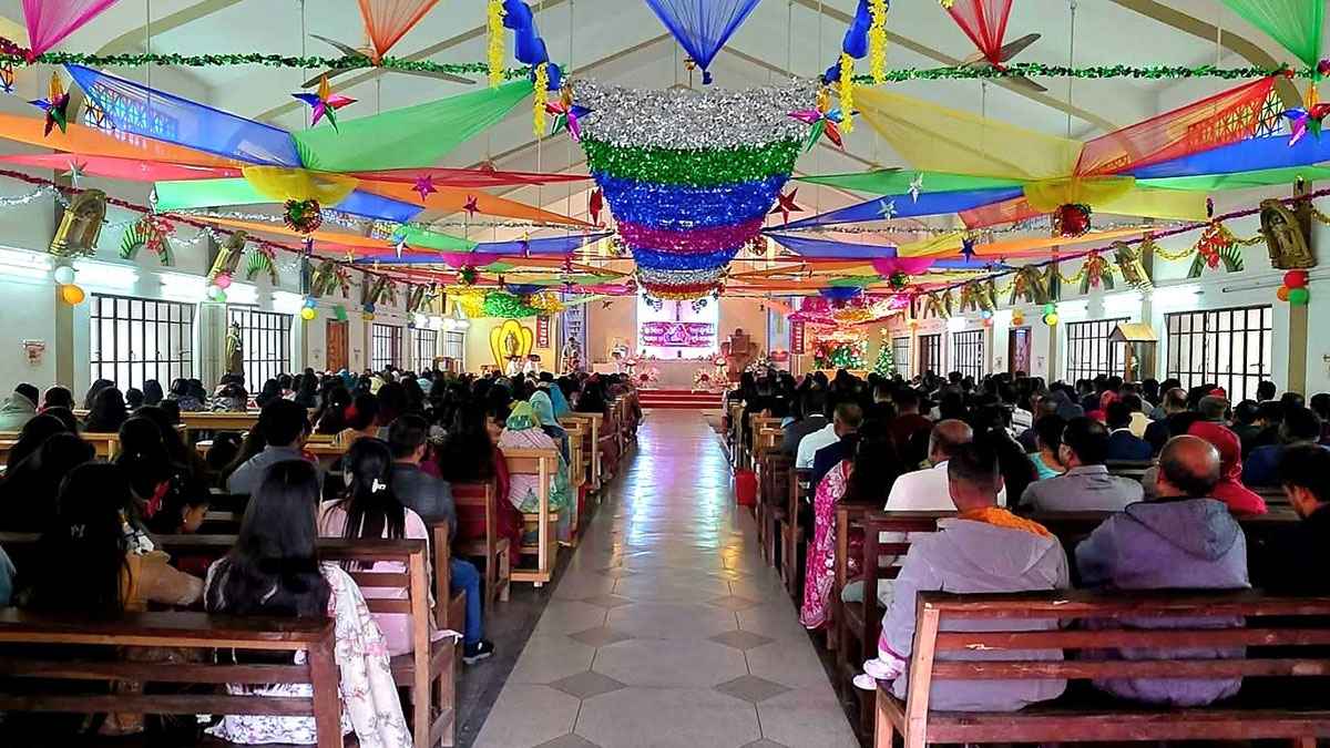 বড়দিনে মুন্সিগঞ্জের খ্রিষ্টান পল্লীতে জাতির মঙ্গল কামনায় প্রার্থনা