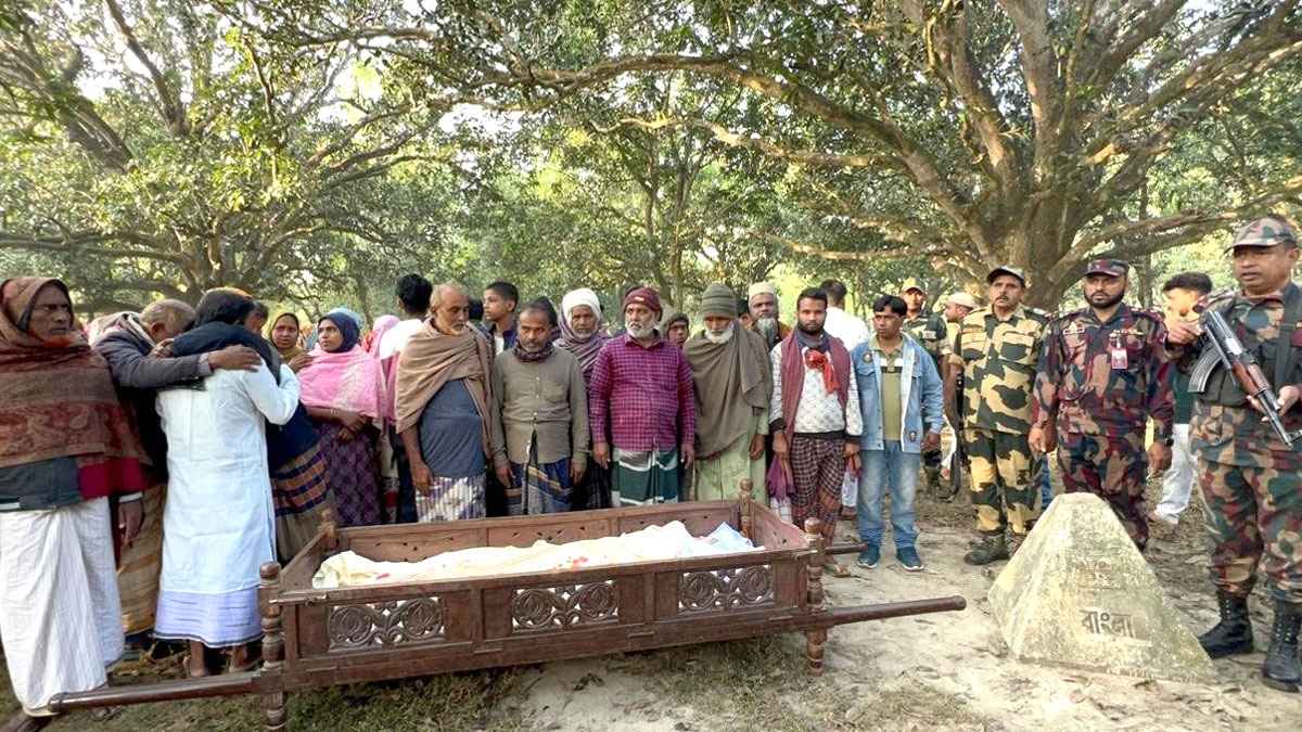 সীমান্তে ভারতীয় নারীর মরদেহ দেখলেন বাংলাদেশি স্বজনরা