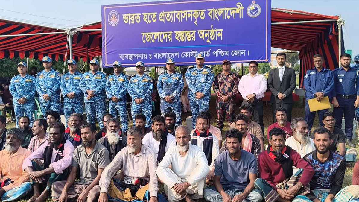 ভারতে আটক ৩২ জেলেকে পরিবারের কাছে হস্তান্তর