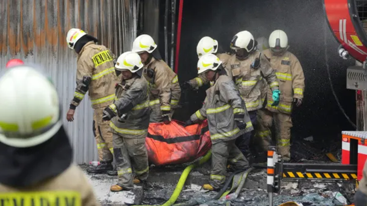 ইন্দোনেশিয়ায় বহুতল ভবনে ভয়াবহ আগুন, নিহত ২০