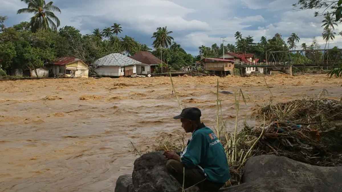 ফুরোচ্ছে খাবার, নেট নেই, বন্যায় ইন্দোনেশিয়ার লাখো মানুষ দিশেহারা