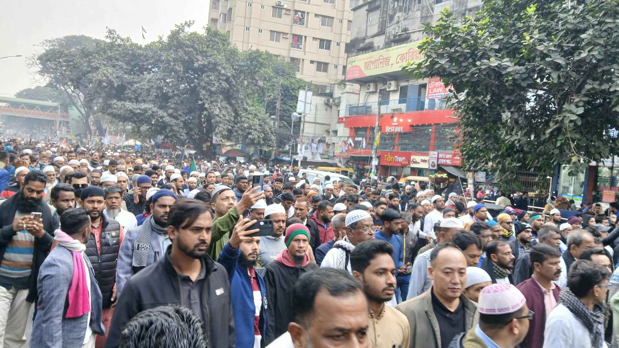 জানাজা শেষে হেঁটেই ফিরছে লাখো মানুষ