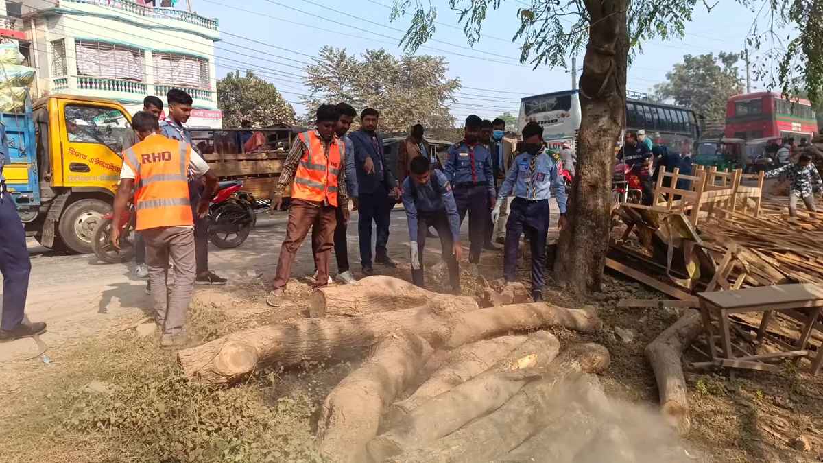 ঝিনাইদহে মহাসড়কের পাশের অবৈধ স্থাপনা উচ্ছেদ, পরিচ্ছন্নতা অভিযান শুরু