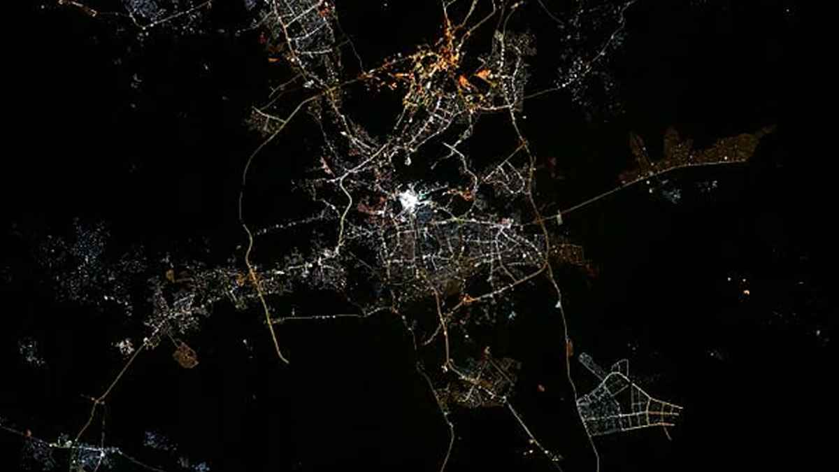 মহাকাশ থেকে কাবার জ্যোতি: নভোচারীর চোখে বিস্ময়