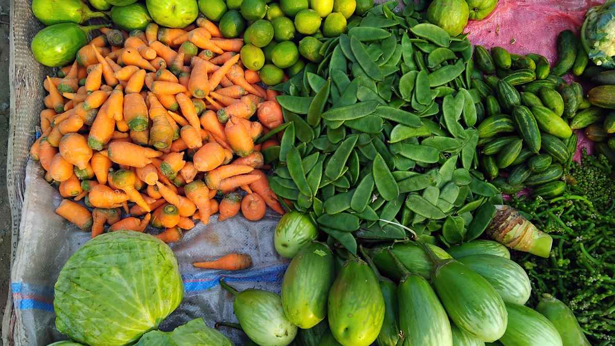 ভরা মৌসুমেও চড়া দাম সবজির, ঝাঁজ বেড়েছে পেঁয়াজের