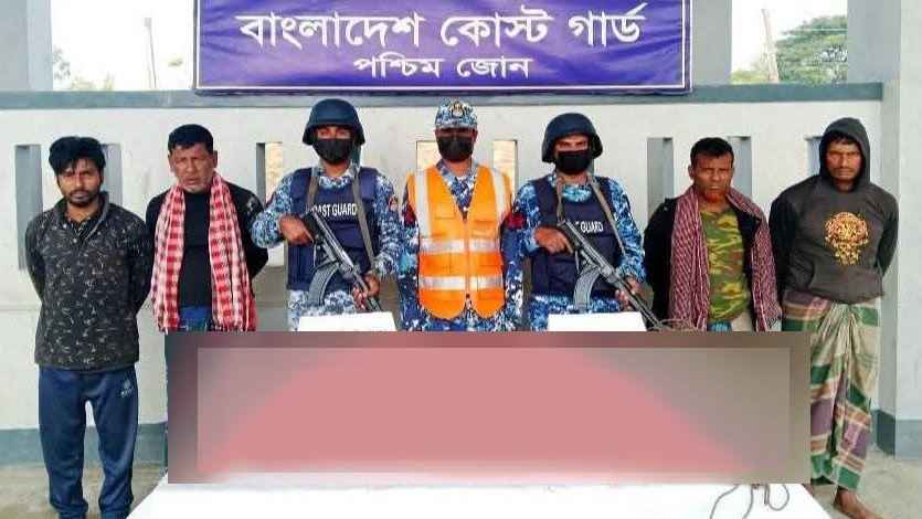 সুন্দরবনে অস্ত্র ও হরিণের মাংসসহ শিকারি আটক