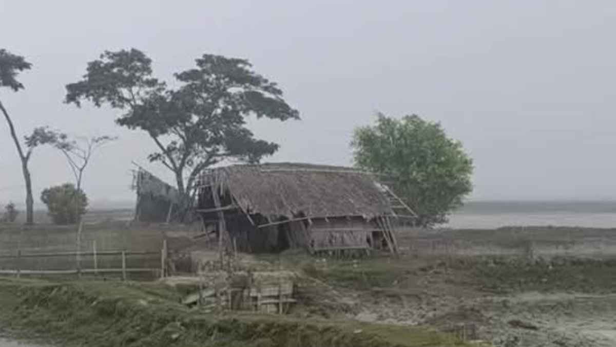 শীতে বিপর্যন্ত খুলনা উপকূলের জনজীবন, বিপাকে নিম্নআয়ের মানুষ