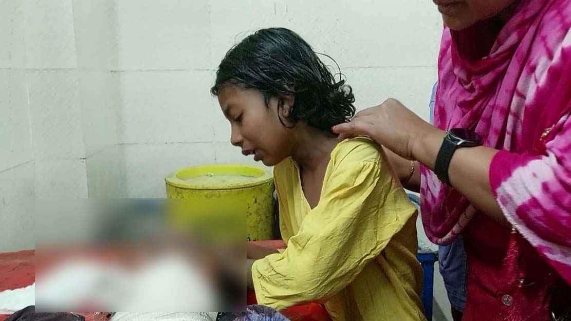 ঝিনাইদহের দুই সন্তানের জননীকে গলাকেটে হত্যাচেষ্টা