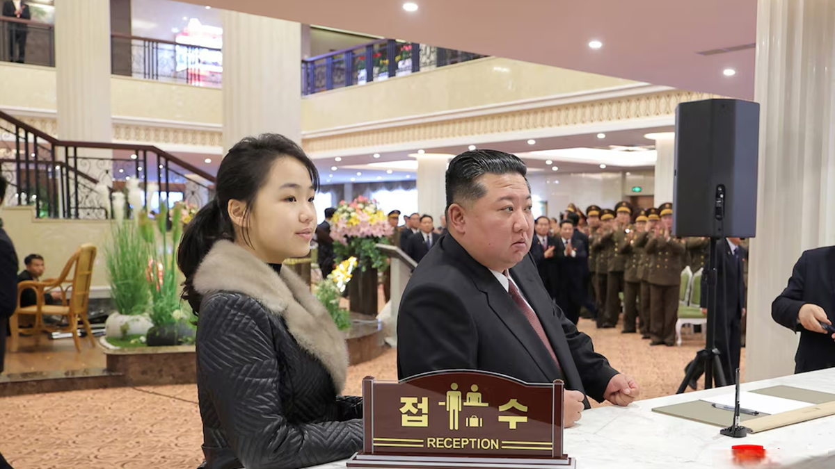 মেয়েকে সঙ্গে নিয়ে বিলাসবহুল হোটেল উদ্বোধন করলেন কিম জং উন