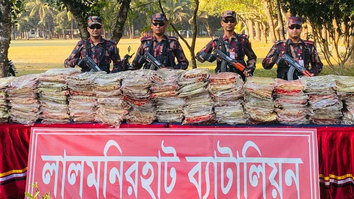 লালমনিরহাট সীমান্তে ভারতীয় স্বর্ণ ও কাতান শাড়ির বড় চালান জব্দ