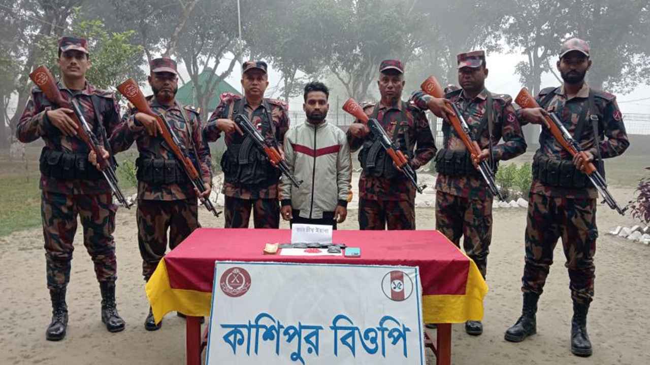 লালমনিরহাট সীমান্তে বিপুল পরিমাণ মাদক উদ্ধার, গ্রেফতার ২