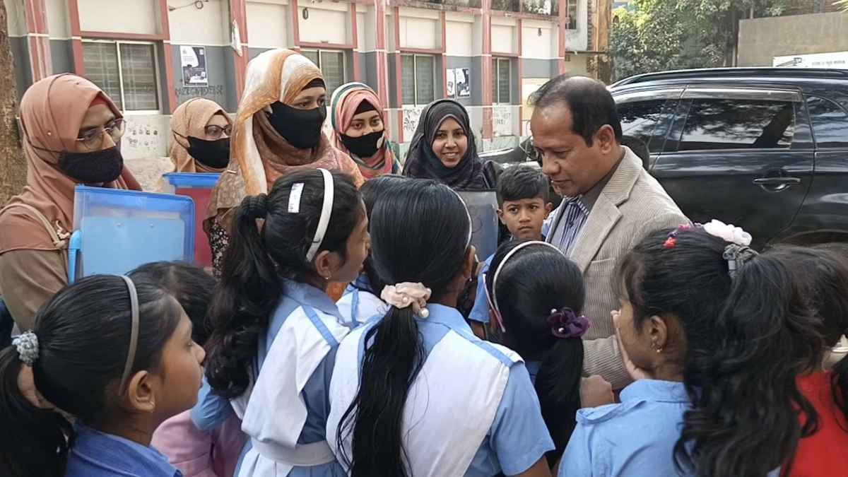 লক্ষ্মীপুরে দেড় ঘণ্টা পর প্রাথমিক বিদ্যালয়ের পরীক্ষা শুরু