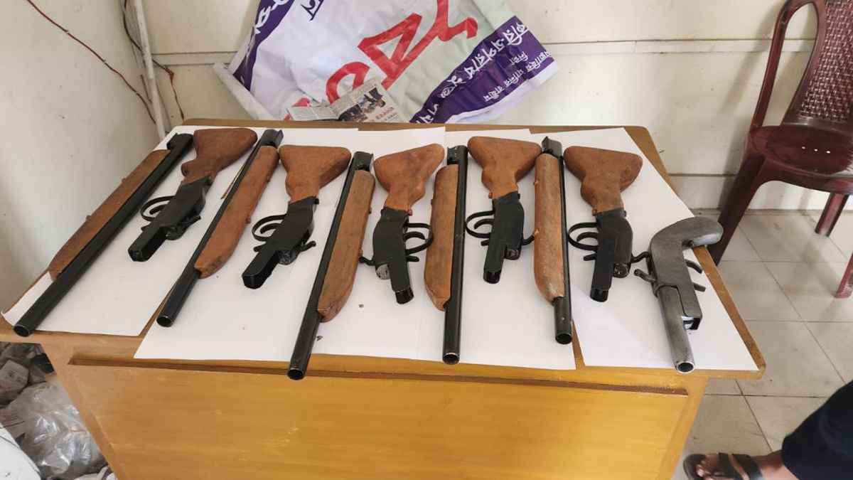 লক্ষ্মীপুরে কবরস্থান থেকে ৬ অস্ত্র উদ্ধার