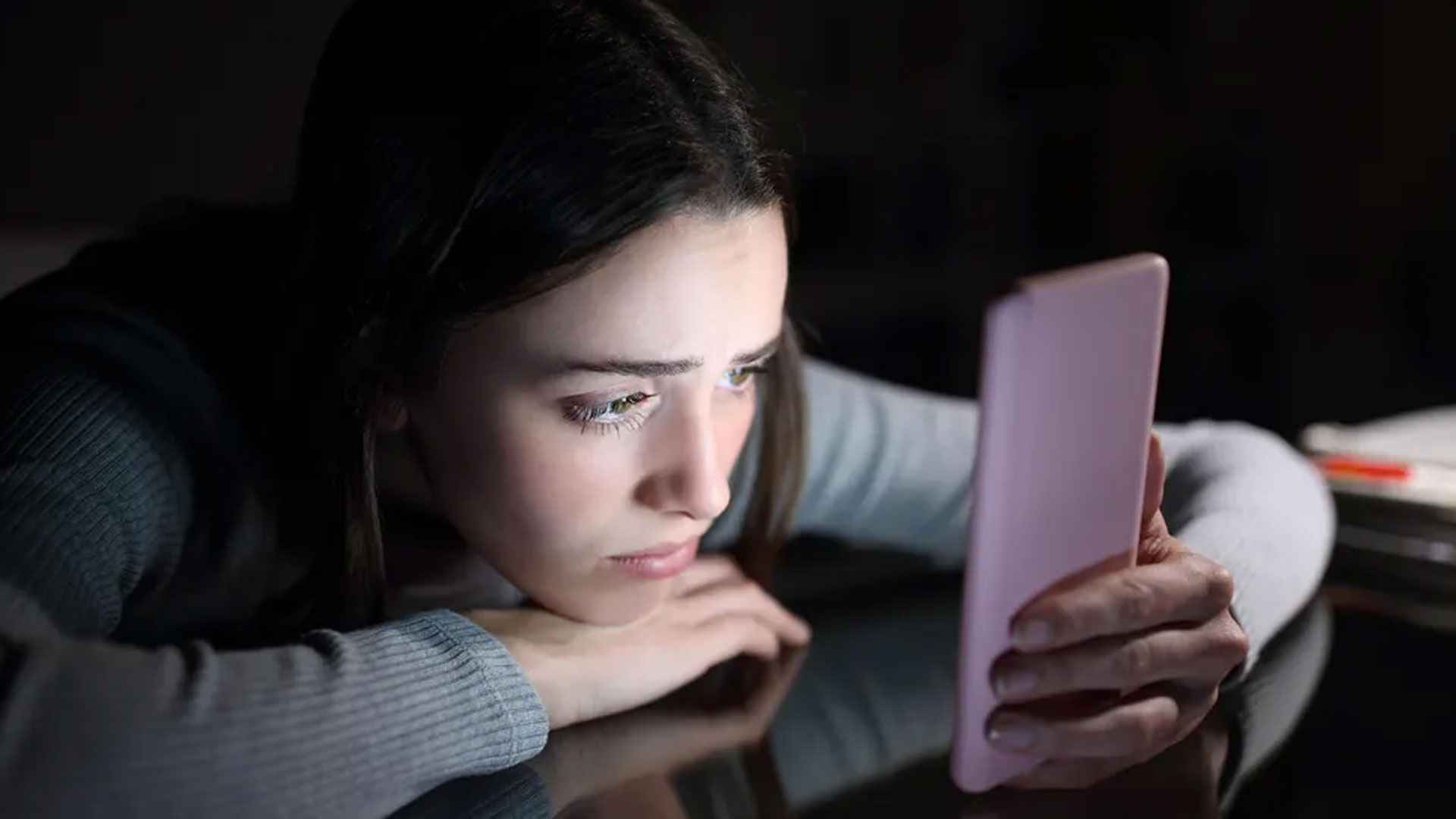 মানসিক ক্লান্তি ও একাকীত্ব: সোশ্যাল মিডিয়ার যুগে নীরব মহামারি