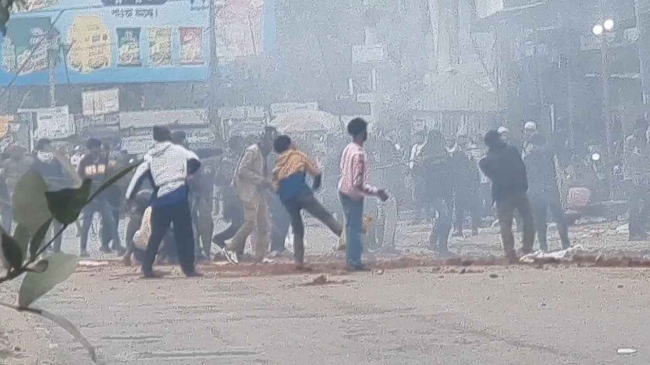 মাদারীপুরে দুইপক্ষের সংঘর্ষে অর্ধশত ককটেল বিস্ফোরণ, আহত ৫