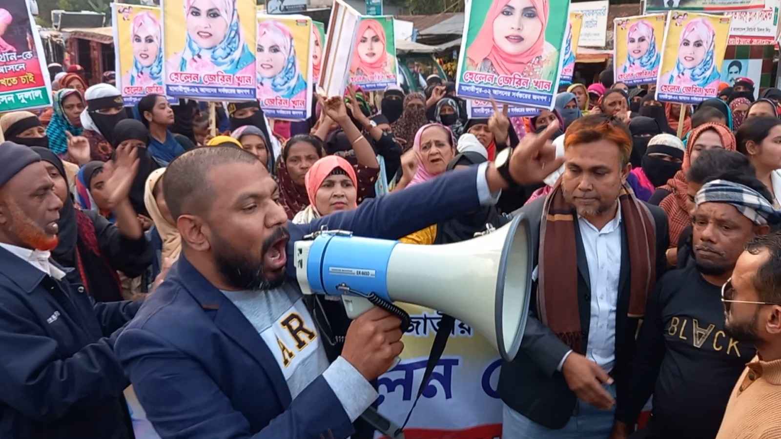 মাদারীপুর-২ আসনে বিএনপির ঘোষিত মনোনয়ন বাতিলের দাবিতে সড়ক অবরোধ-বিক্ষোভ