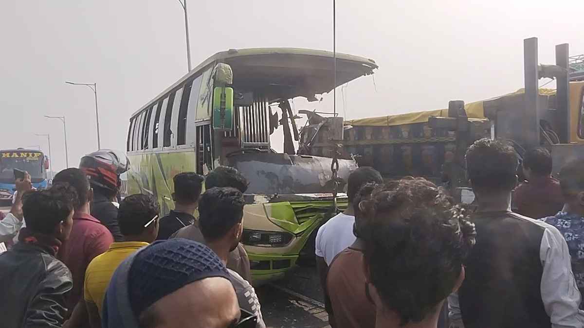 ঢাকা-ভাঙ্গা এক্সপ্রেসওয়েতে বাস-ট্রাক সংঘর্ষে নিহত ৩