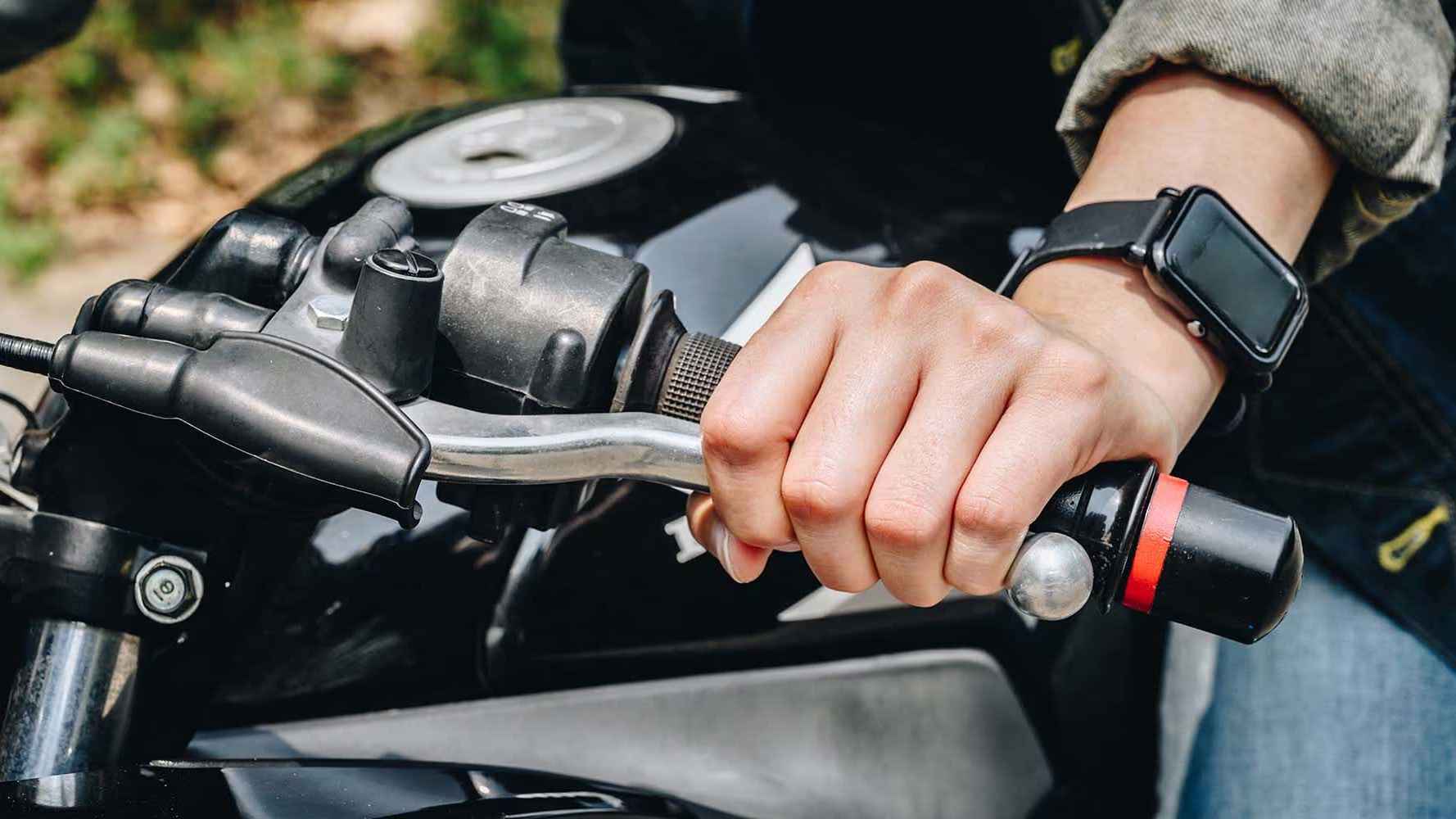 মোটরসাইকেল যানজটে দাঁড়ালে গিয়ার নিউট্রাল না কলে ক্লাচ চেপে রাখা কি ঠিক