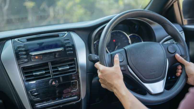 কোনো দেশে গাড়ির স্টিয়ারিং ডান দিকে, আবার কোনো দেশে বাম দিকে কেন?