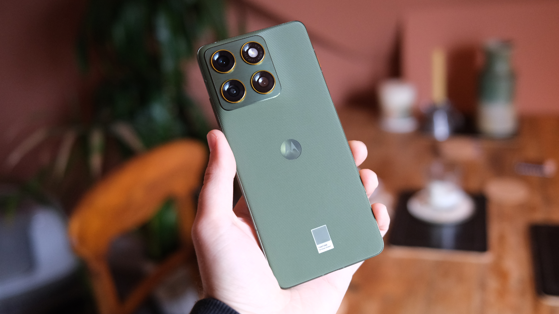 পেন্সিলের চেয়েও পাতলা স্মার্টফোন আনল মটোরোলা