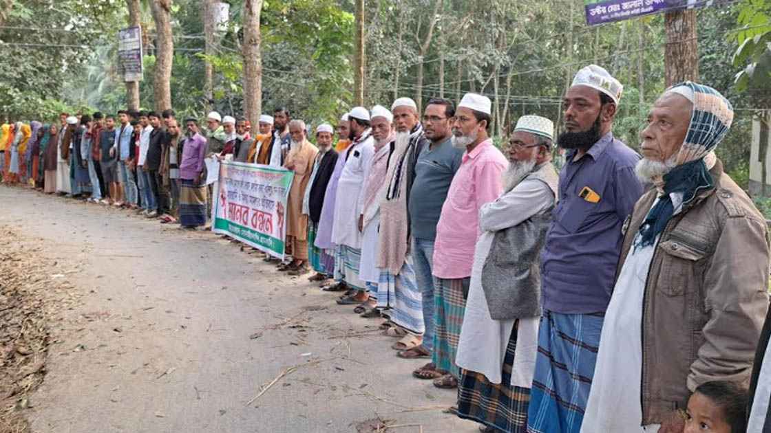 মসজিদে যাতায়াতের রাস্তা অবরুদ্ধ করার প্রতিবাদে মানববন্ধন