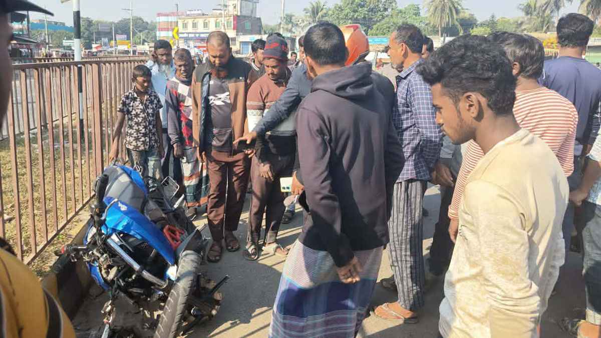 মেহেরপুরে সড়ক দুর্ঘটনায় স্কুলছাত্র নিহত, আহত ২