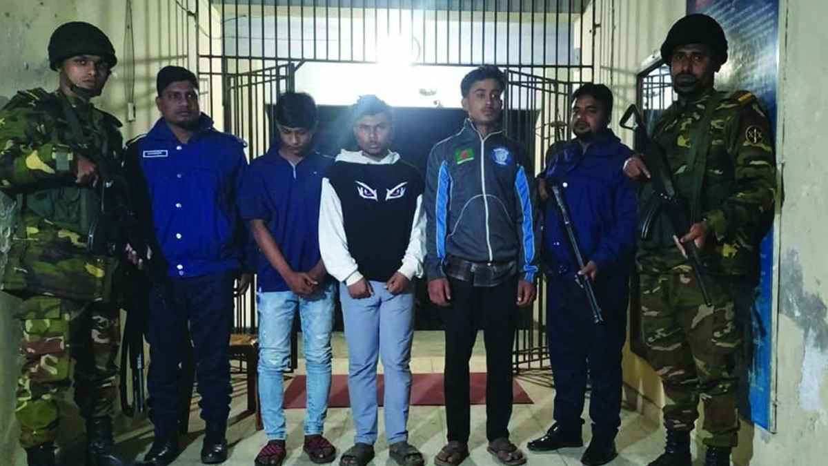 নারীর গোসলের ভিডিও ধারণ করে ফেসবুকে পোস্ট, গ্রেফতার ৩