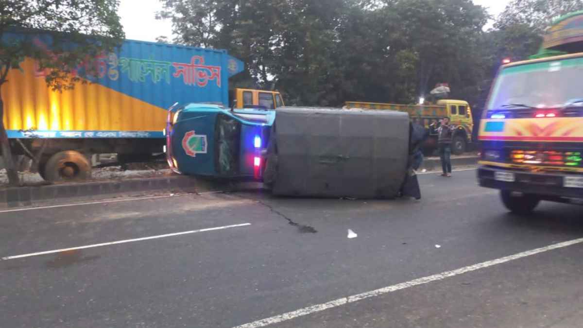 গজারিয়ায় পুলিশের ২ গাড়িতে কাভার্ডভ্যানের ধাক্কা, সার্জেন্টসহ আহত দুই