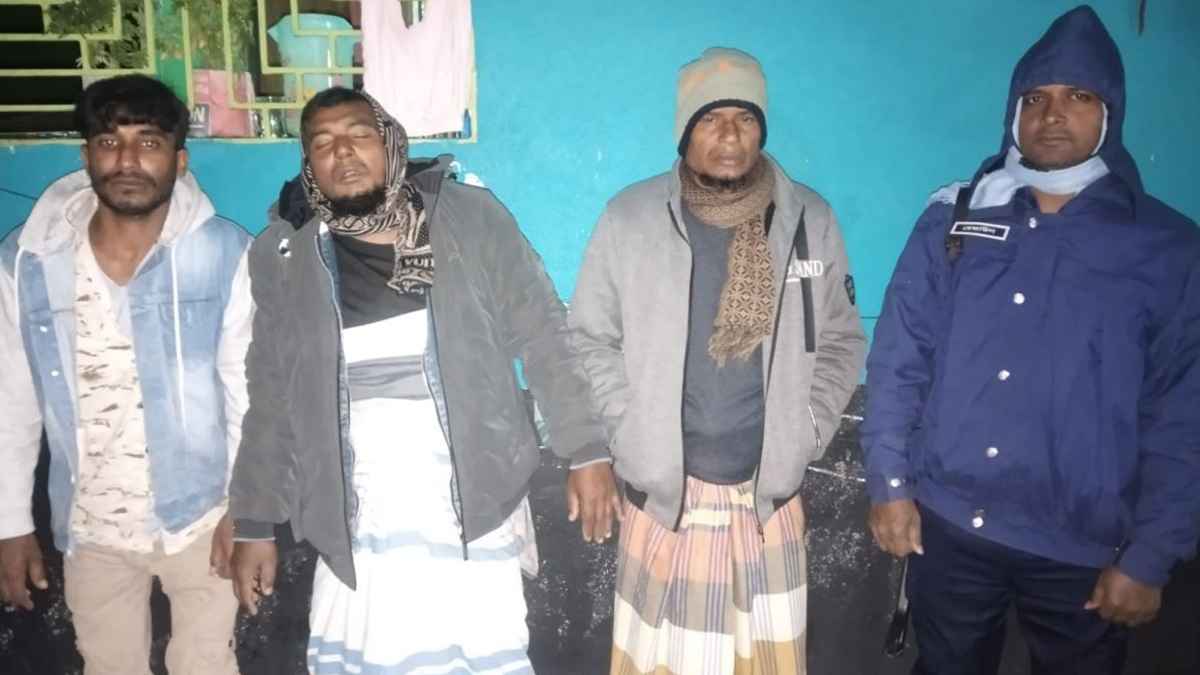 মোল্লাকান্দিতে সেনাবাহিনীর অভিযান, ককটেলসহ আটক ৩