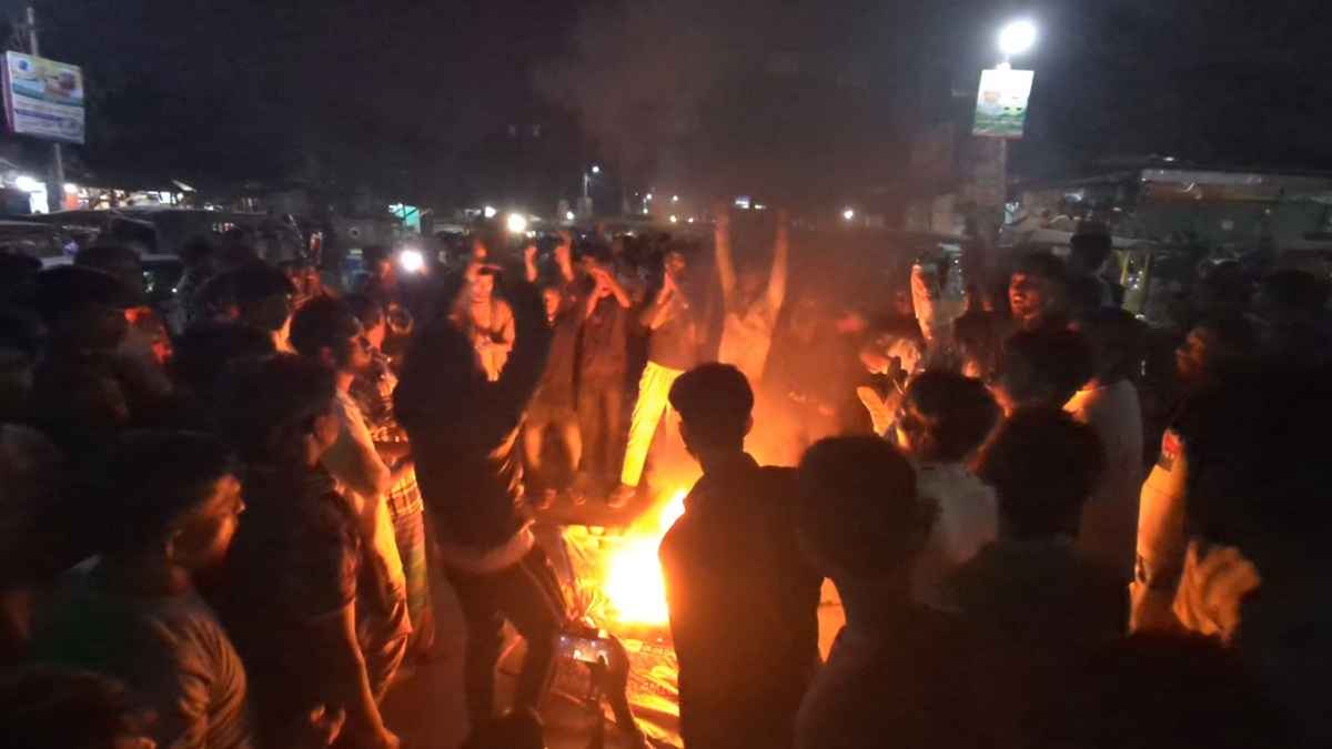 বিএনপি প্রার্থীর মনোনয়ন বাতিলের দাবিতে মুন্সিগঞ্জে বিক্ষোভ-অগ্নিসংযোগ